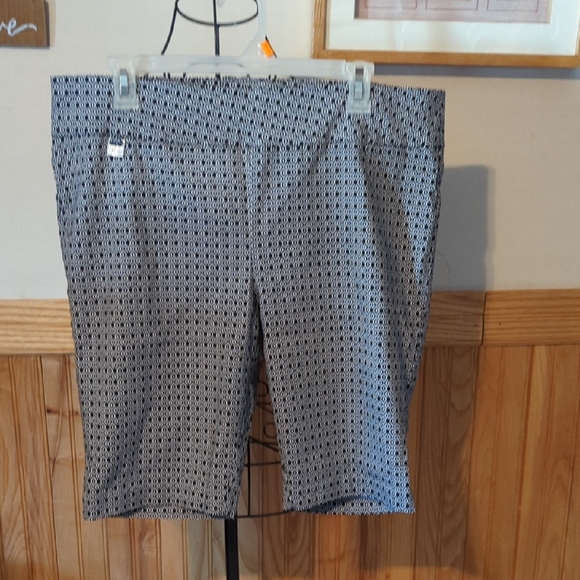 Rafaella Pants - Rafaella Comfort Shorts White Geometric Pull On Elastic Waistband 18 NICE
